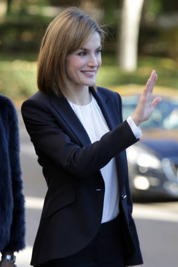 Doña Letizia saluda a su llegada al CSIC