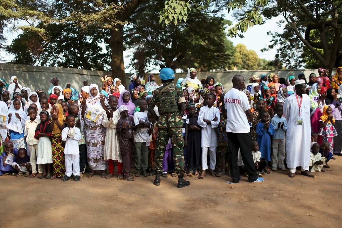 Último día del Papa en la República Centroafricana, en imágenes. La visita a la principal mezquita del país ha tenido un fuerte simbolismo, y ha contado con el entusiasmo de los vecinos de esta zona de Bangui  mayoritariamente musulmana