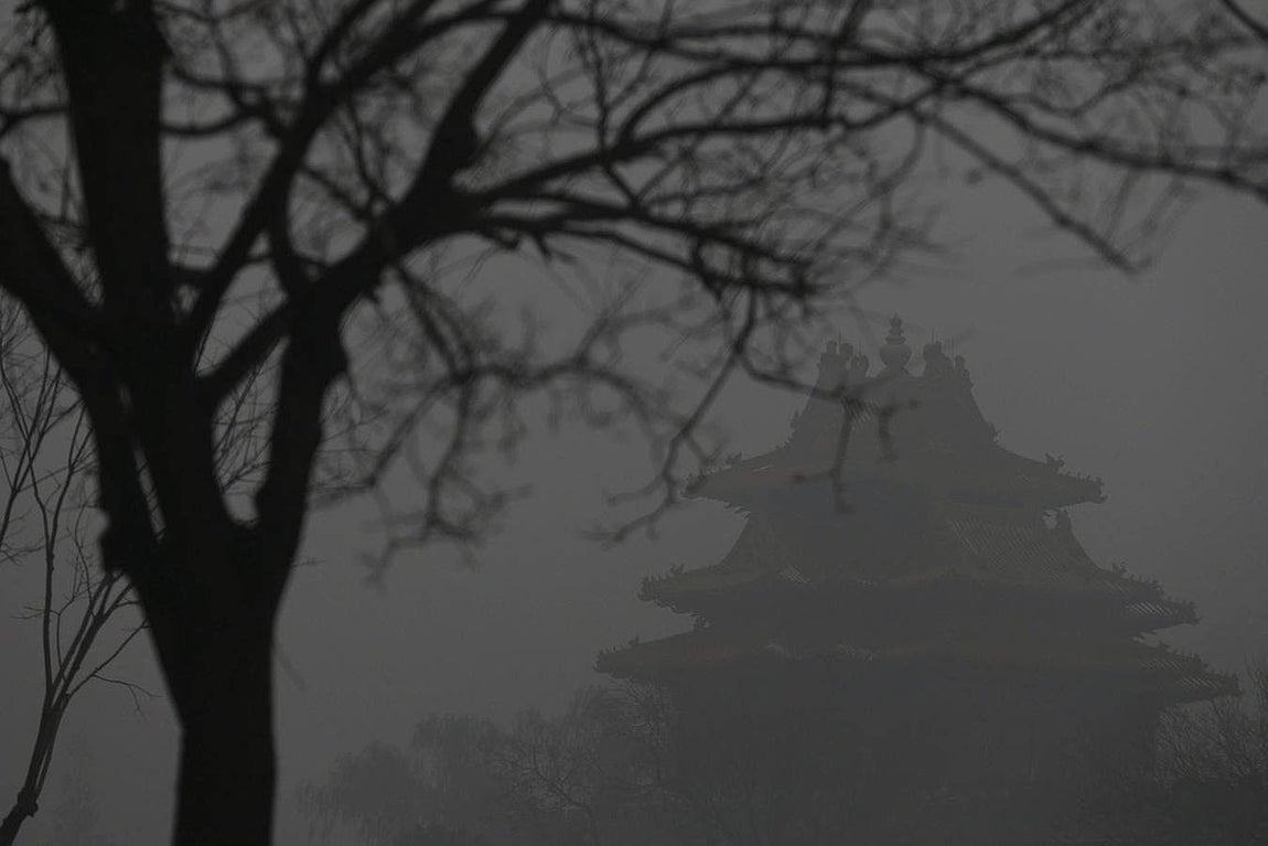 Una de las torres de la Ciudad Prohibida apenas se aprecia por la nube tóxica que cubre Pekín