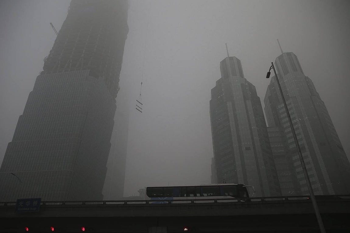 El tráfico circula por las calles de Pekín