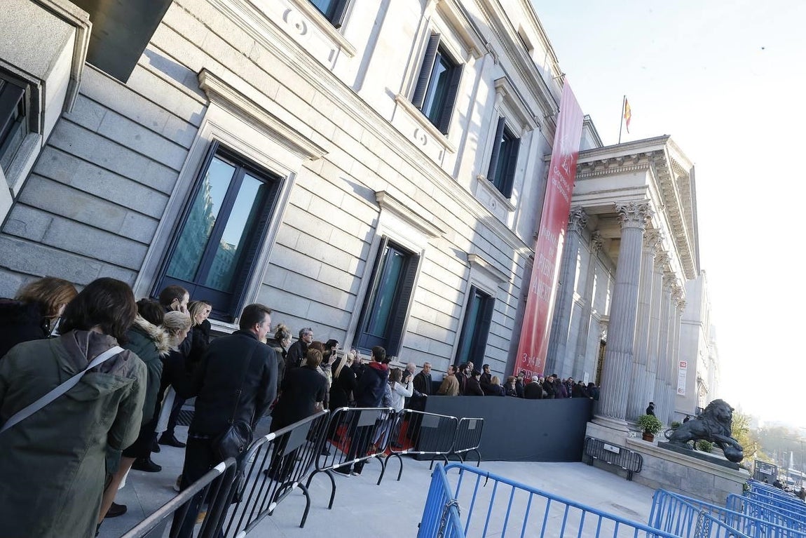 Colas para visitar el hemiciclo. 