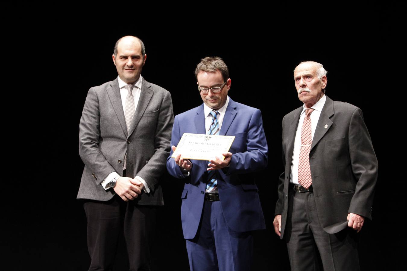 El periodista de Onda Cero, Javier Ruiz, recogió el premio de la campaña Ponle Freno. 