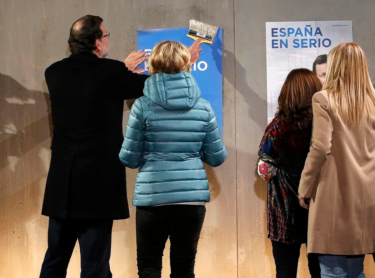 El presidente del Gobierno, Mariano Rajoy, pega carteles en el inicio de la campaña electoral. 