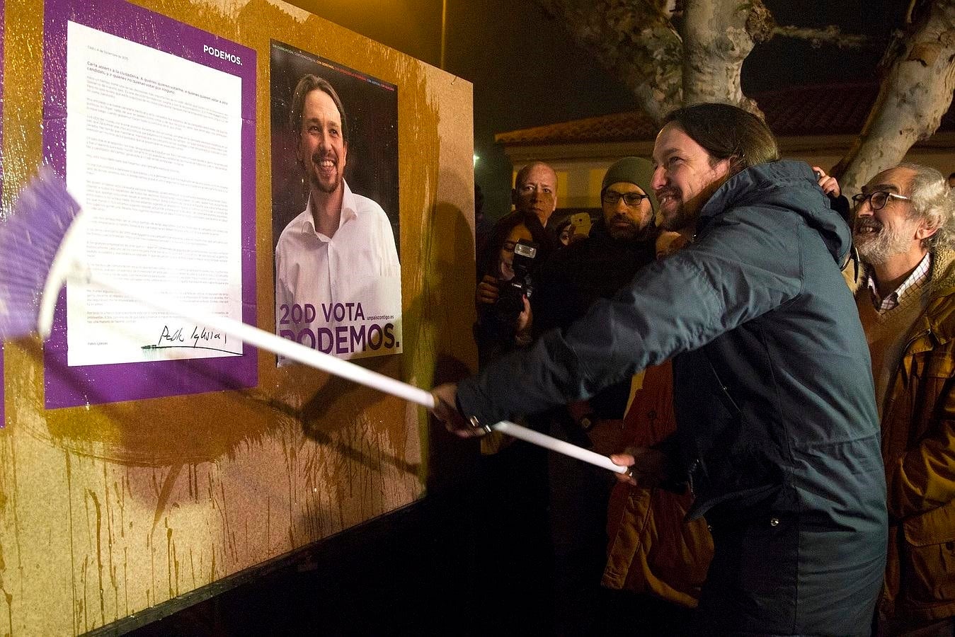 El secretario general de Podemos, Pablo Iglesias, arranca la campaña electoral del 20-D con la tradicional pegada de carteles en un pequeño pueblo de Zamora. 