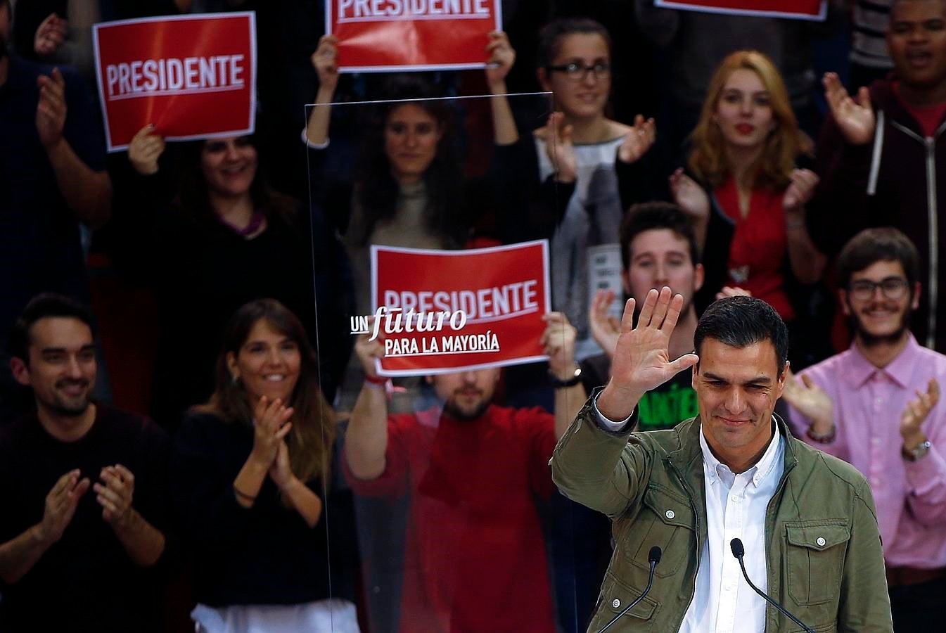 Pedro Sánchez, secretario general del PSOE, saluda durante el acto de inicio de la campaña electoral. 