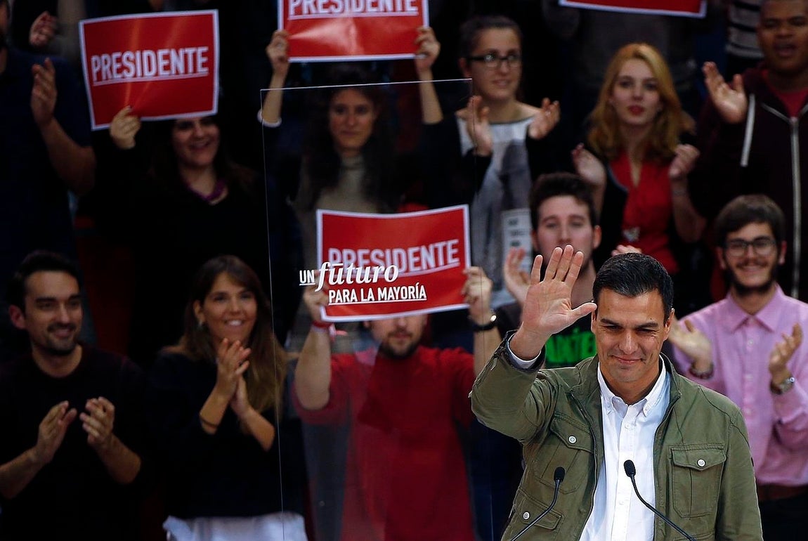 Pedro Sánchez, secretario general del PSOE, saluda durante el acto de inicio de la campaña electoral. 