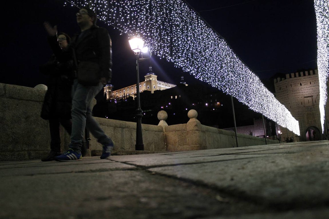 Pasear por el puente entre luces. 