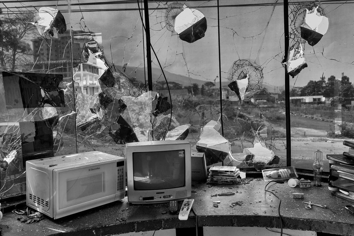 La clase media y alta venezolana ha sido y es objetivo de los numerosos ataques del actual gobierno. Grupos armados y militantes chavistas han protagonizado en numerosas ocasiones ataques violentos contra estos sectores sociales. En la fotografía los restos de una garita de seguridad de un condominio de clase media en San Cristobal. 