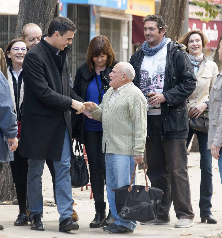 Pedro Sánchez saluda a varias personas en Palma de Mallorca. 