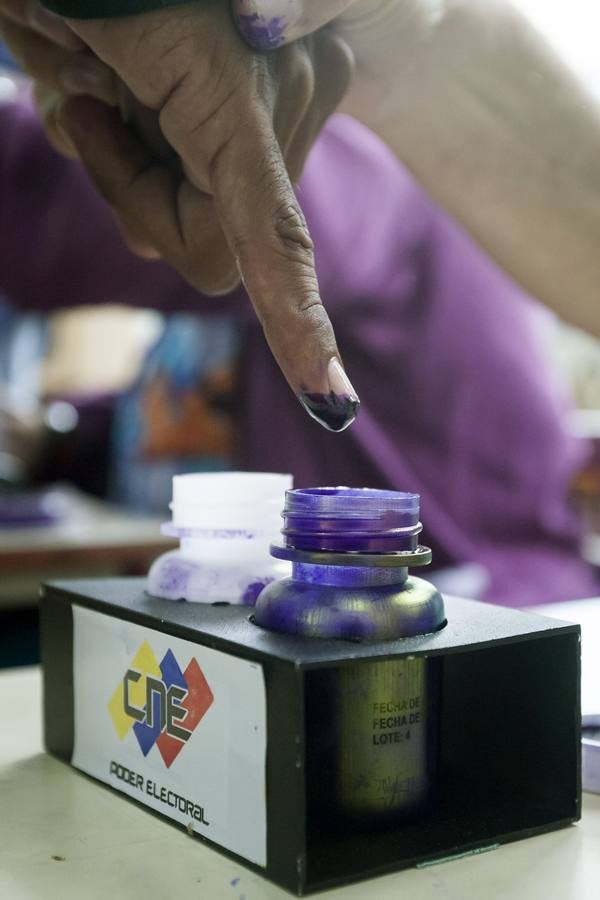 Un venezolano votando. 