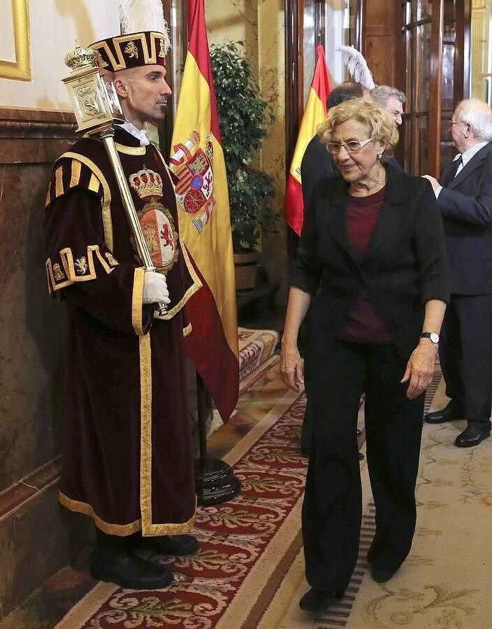 La alcaldesa de Madrid, Manuela Carmena, tras saludar al presidente del Congreso, Jesús Posada. 