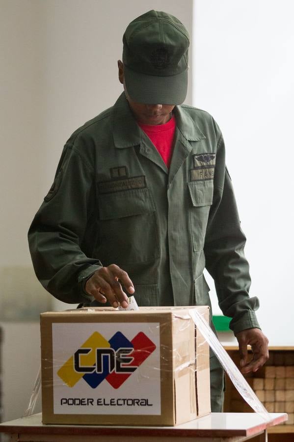 Un militar venezolano votando. 