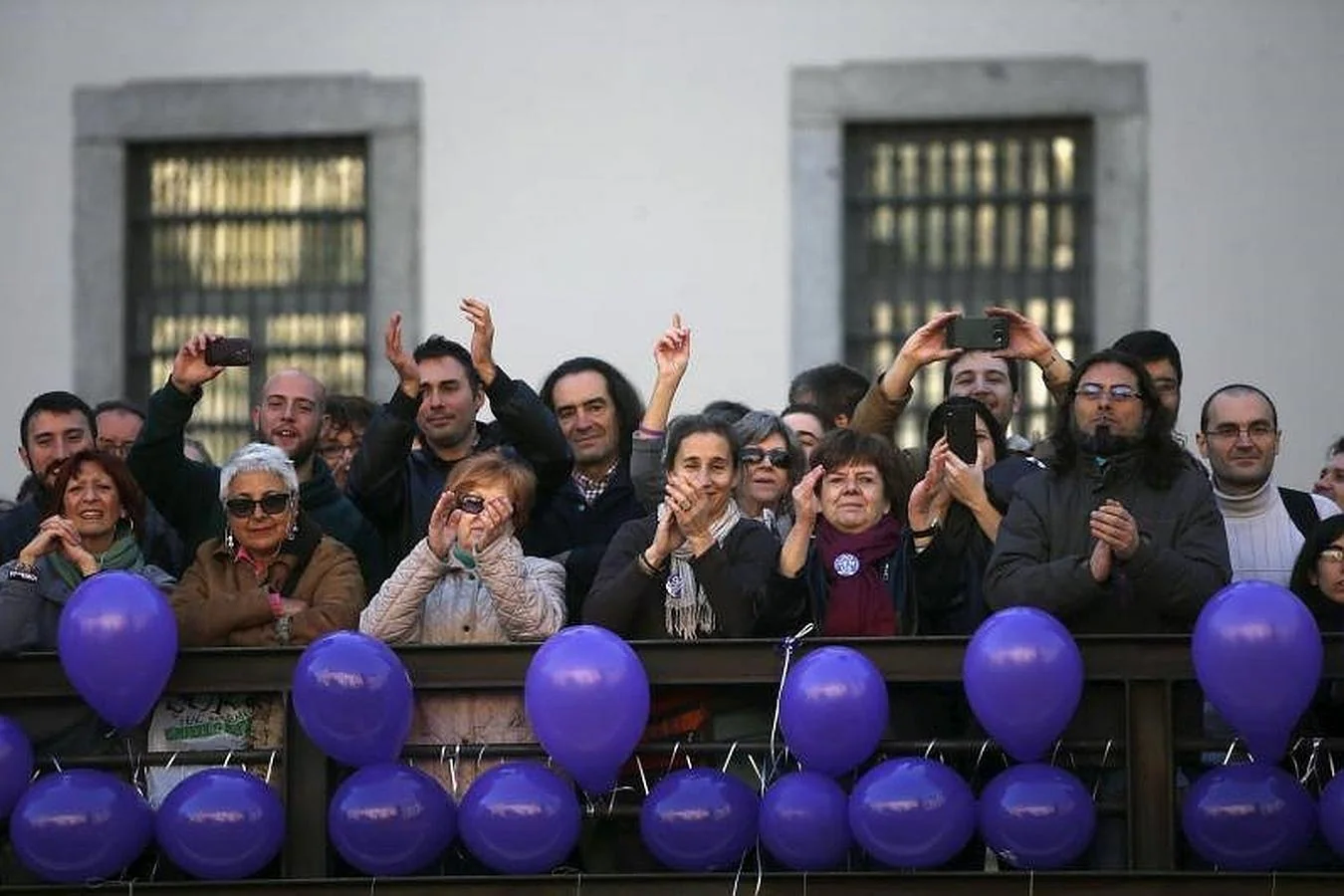 Varios simpatizantes de Podemos participan en la conmemoración en Madrid del 37 aniversario de la Constitución española de 1978 