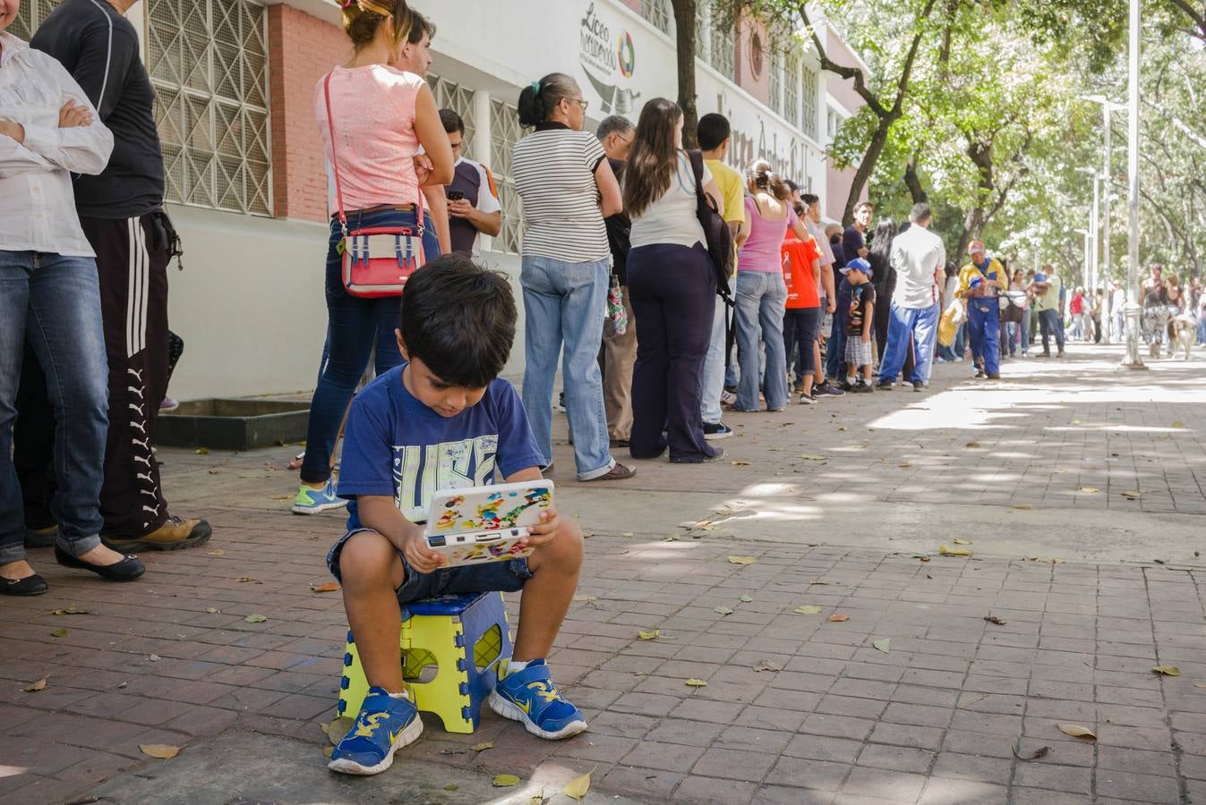 Ciudadanos venezolanos esperan su turno para votar en el Liceo Andrés Bello de venezuela durante las elecciones legislativas a la Asamblea Nacional de Venezuela. 