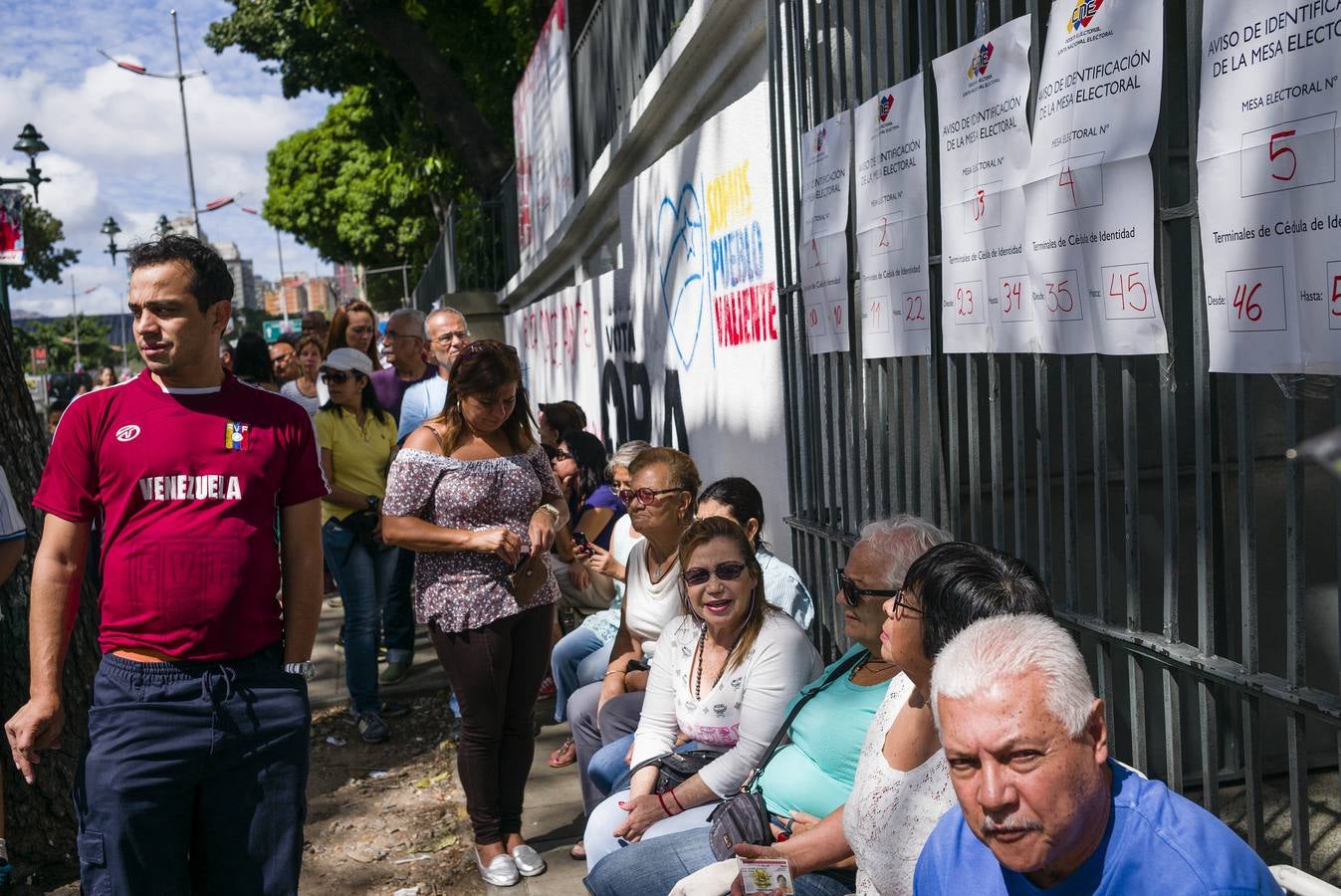 Ciudadanos venezolanos esperan su turno para votar en la Escuela Experimental Venezuela. 