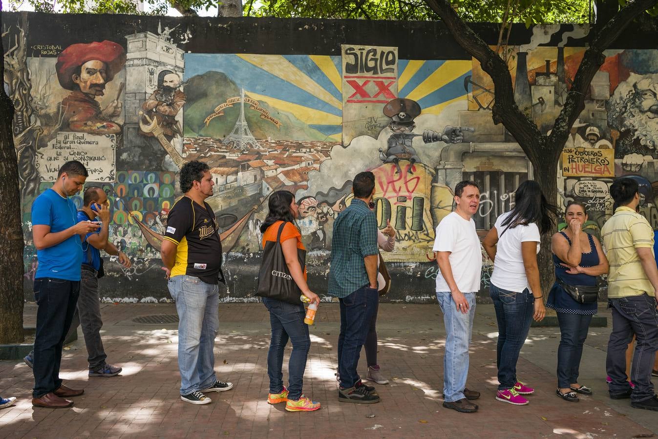 Largas colas en la jornada electoral en Venezuela. 