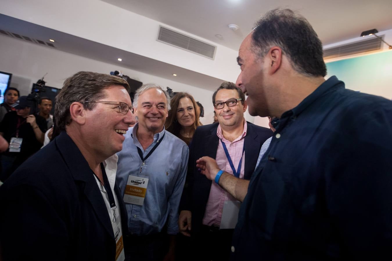 El candidato a diputado por la coalición opositora Mesa de Unidad Democrática (MUD) Julio Borges (d) saluda al español Esteban González Pons (2i) en la ciudad de Caracas. 