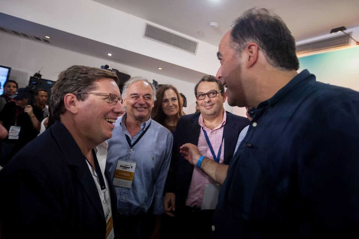 El candidato a diputado por la coalición opositora Mesa de Unidad Democrática (MUD) Julio Borges (d) saluda al español Esteban González Pons (2i) en la ciudad de Caracas. 