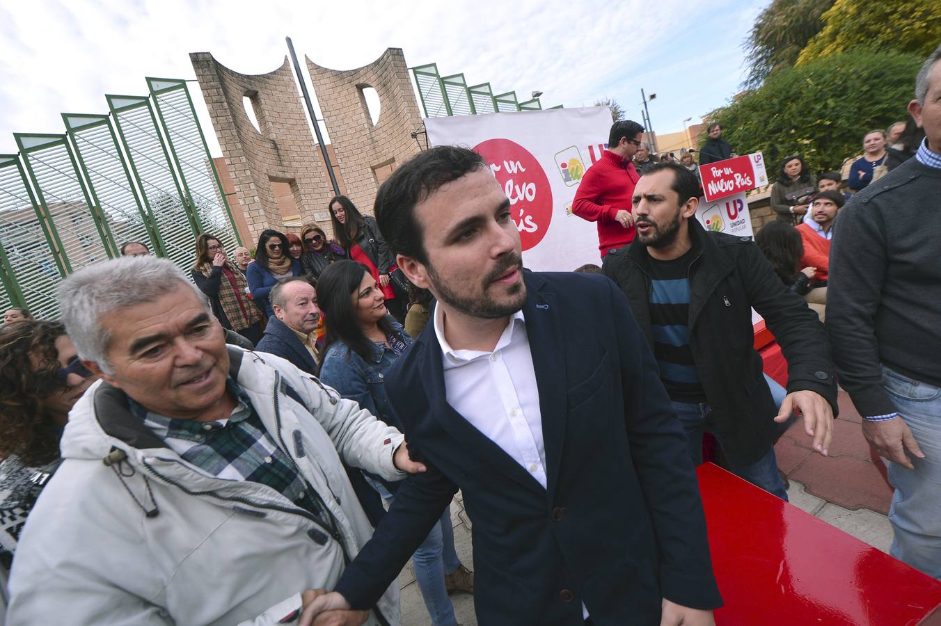 Alberto Garzón saluda a los ciudadanos cordobeses. 