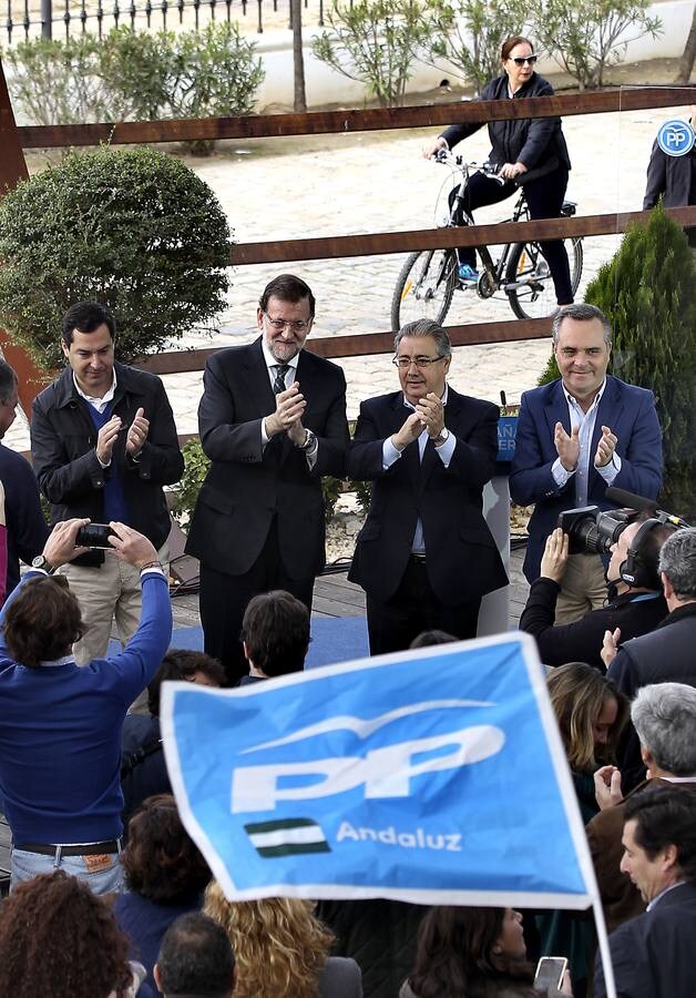 Rajoy aplaude al público sevillano