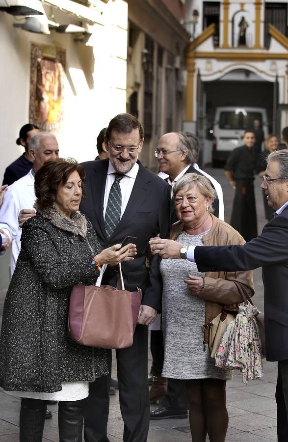 Simpatizantes andaluces piden al presidente una fotografía. 