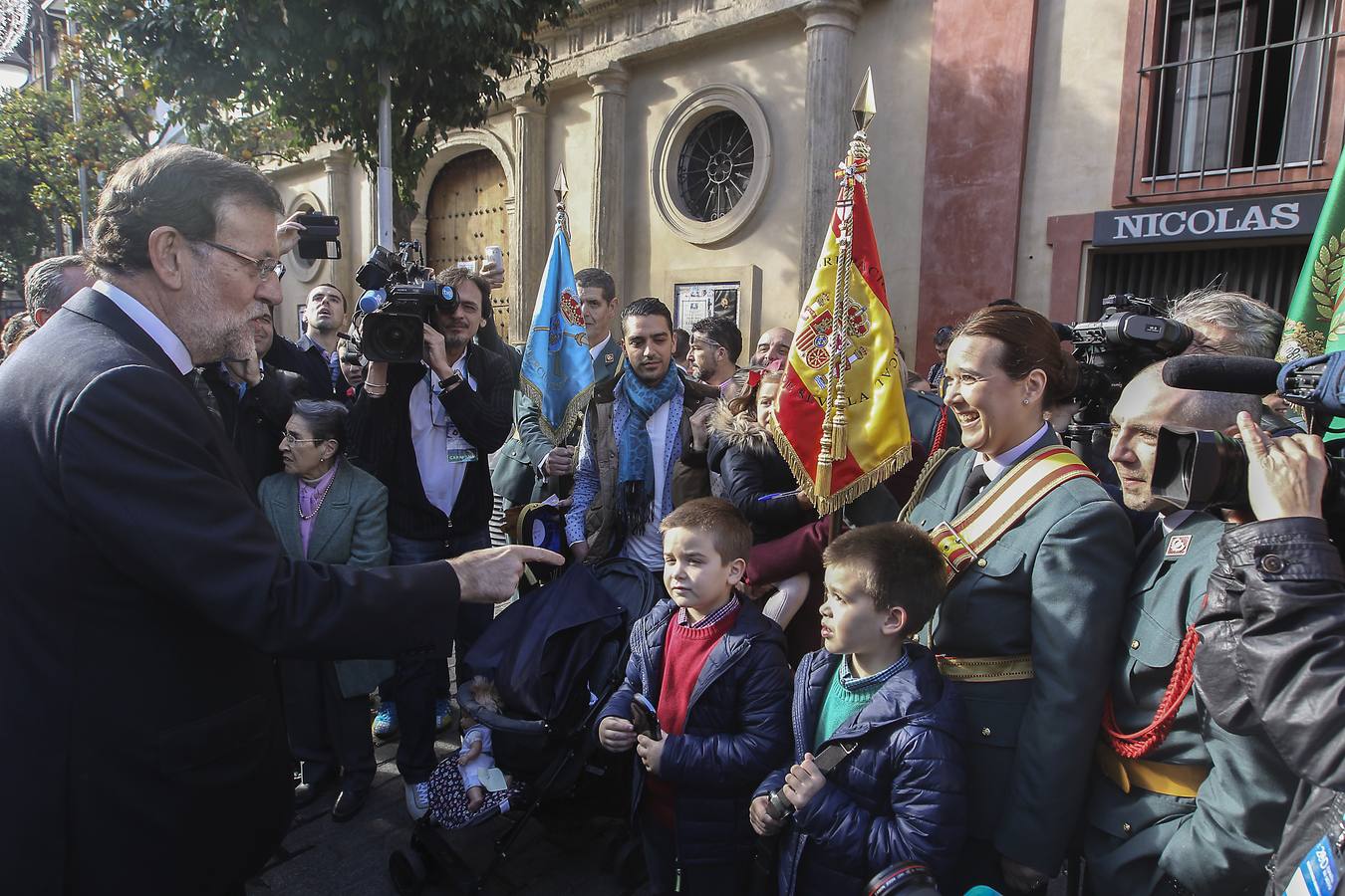 El presidente del Gobierno, rodeado de los más pequeños. 