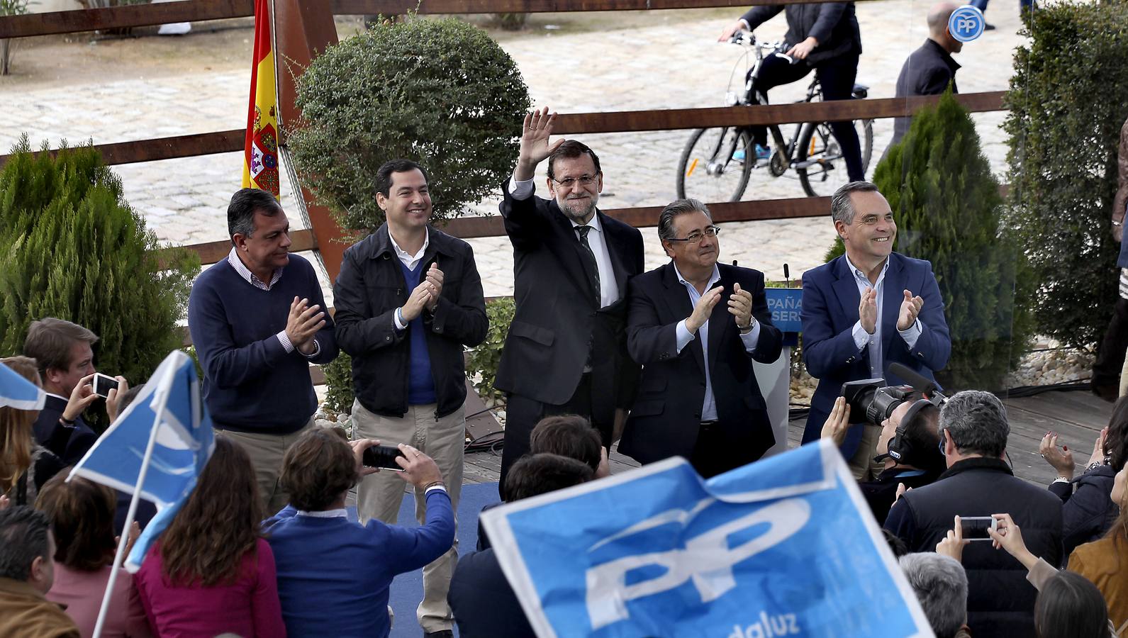 Mariano Rajoy saluda después de su mitin