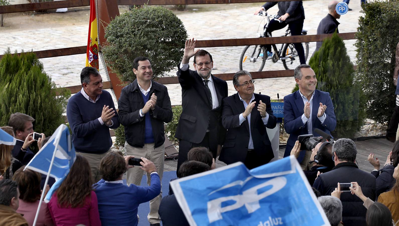 Mariano Rajoy saluda después de su mitin. 