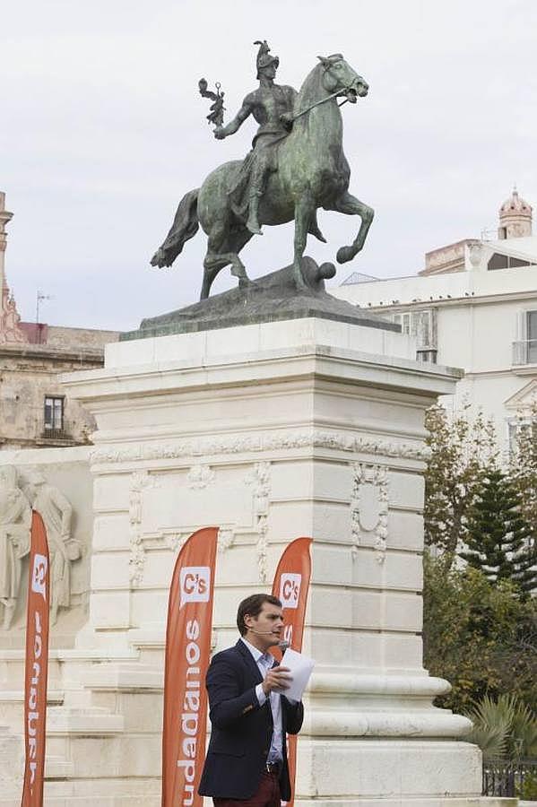 FOTOS: Rivera pasea por el centro de Cádiz antes del mitin