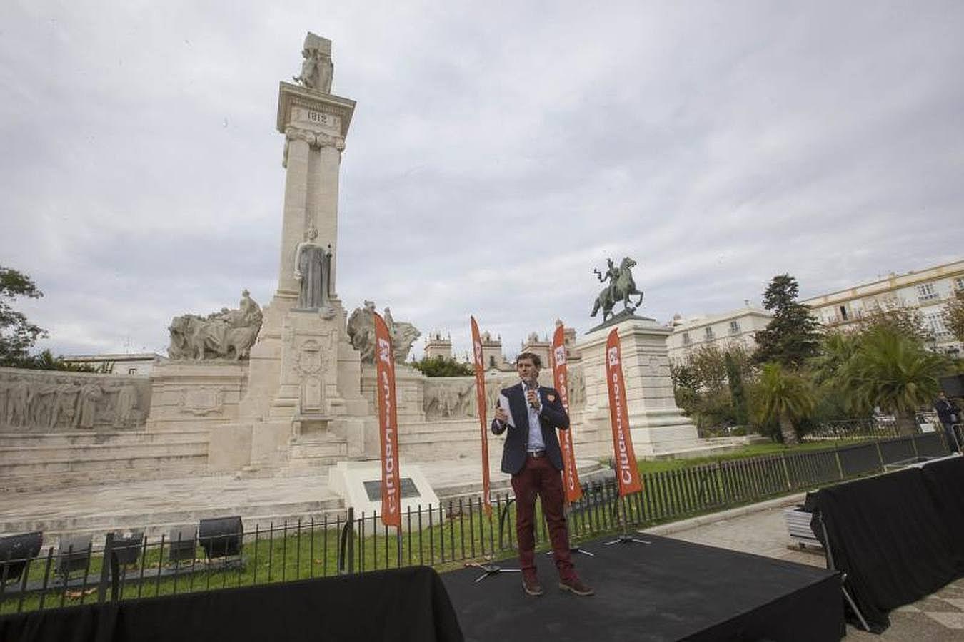 FOTOS: Rivera pasea por el centro de Cádiz antes del mitin