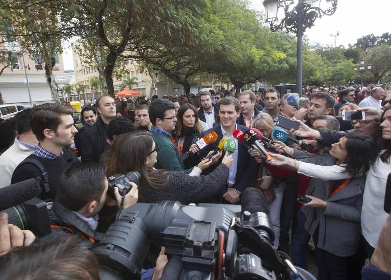 FOTOS: Rivera pasea por el centro de Cádiz antes del mitin