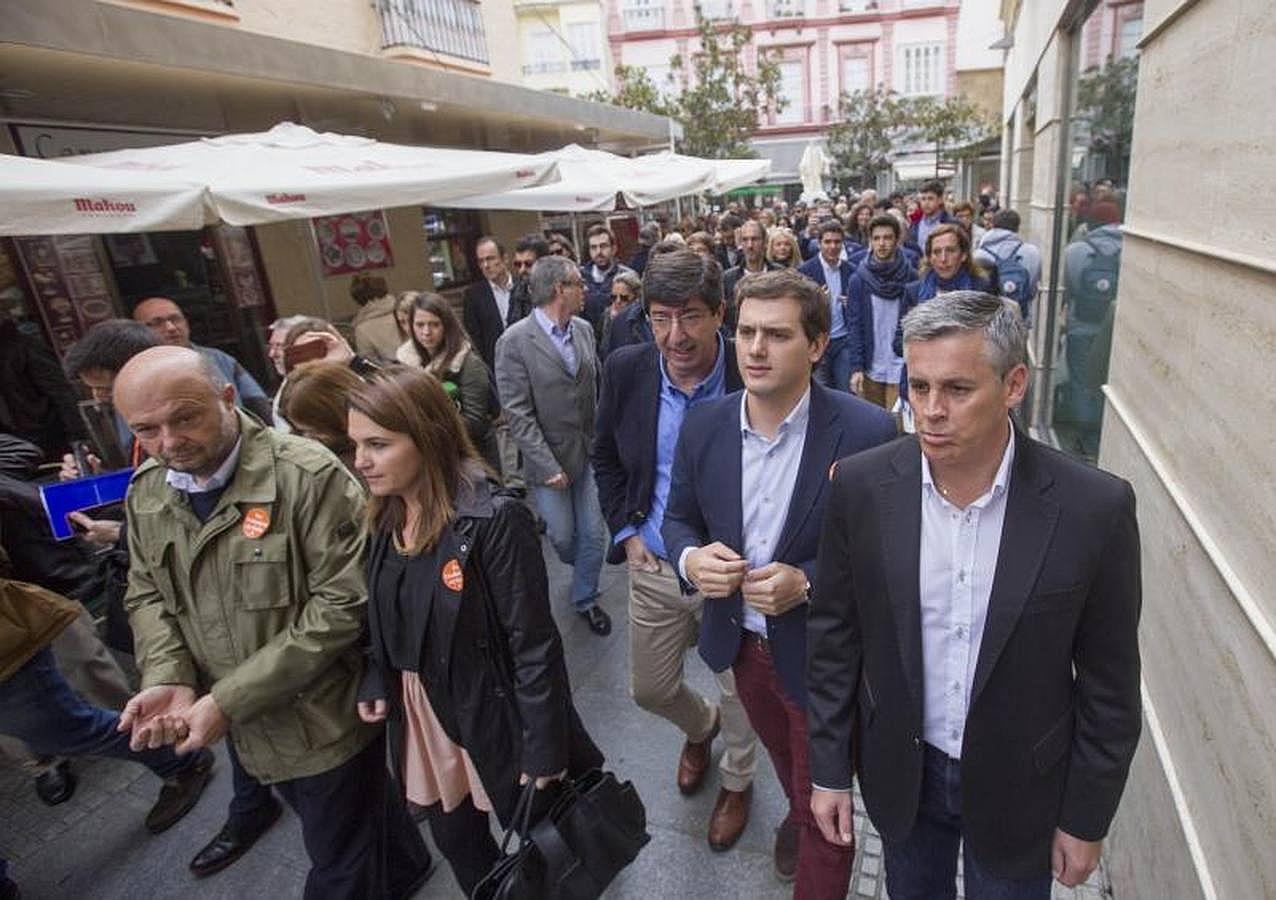 FOTOS: Rivera pasea por el centro de Cádiz antes del mitin