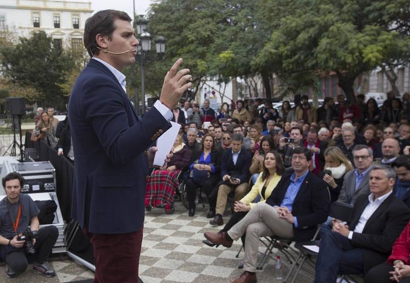 FOTOS: Rivera pasea por el centro de Cádiz antes del mitin