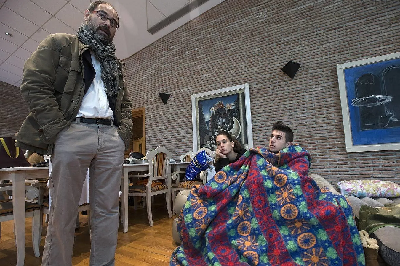 El candidato por Málaga de Podemos, Alberto Montero, junto a dos jóvenes que están de protesta desde el 30 de noviembre en una escuela de hostelería madrileña