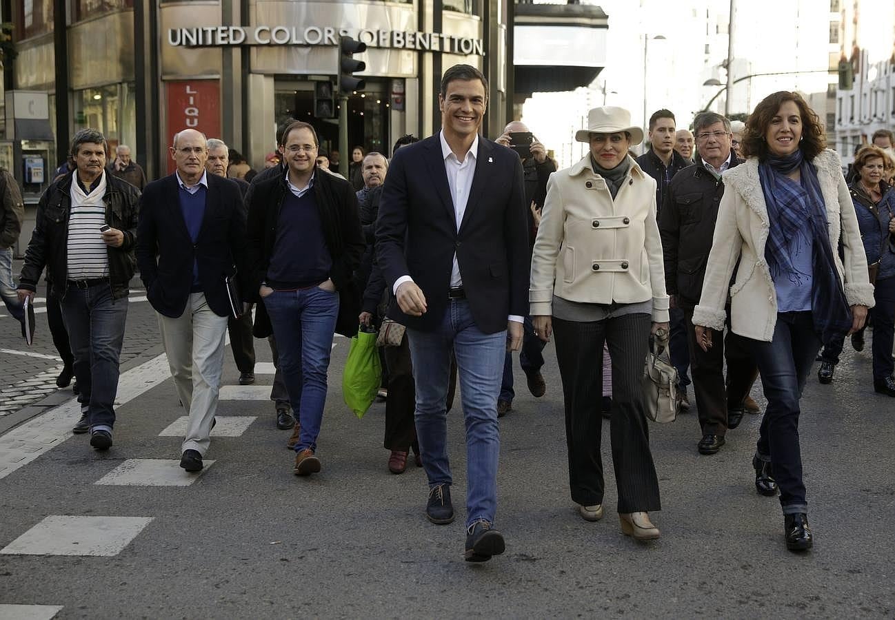 Pedro Sánchez, líder del PSOE, en la Gran Vía junto a otros miembros de su partido como Irene Lozano