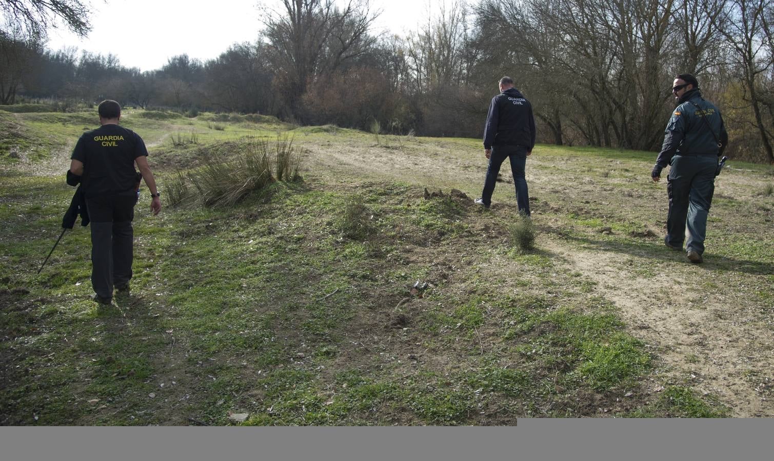 12.. Agentes de la Guardia Civil rastrean los alrededores del río Guadarrama, en el término municipal de Villanueva de la Cañada