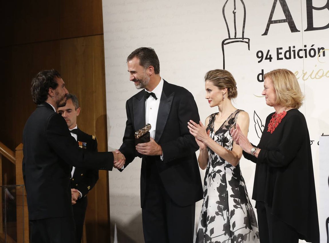 Imágenes de otros premiados con los Mariano de Cavia, Luca de Tena y Mingote. Este fotógrafo recibió el Premio MIngote, instaurado en 1966, por su fotografía «Desahucio», publicada en la revista de la FAPE