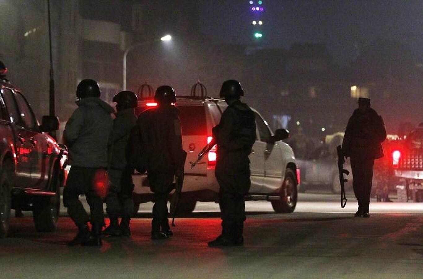 Miembros de las fuerzas de seguridad de Afganistán llegan al lugar donde un grupo de insurgentes suicidas atacó la Embajada de España y una casa de huéspedes extranjera