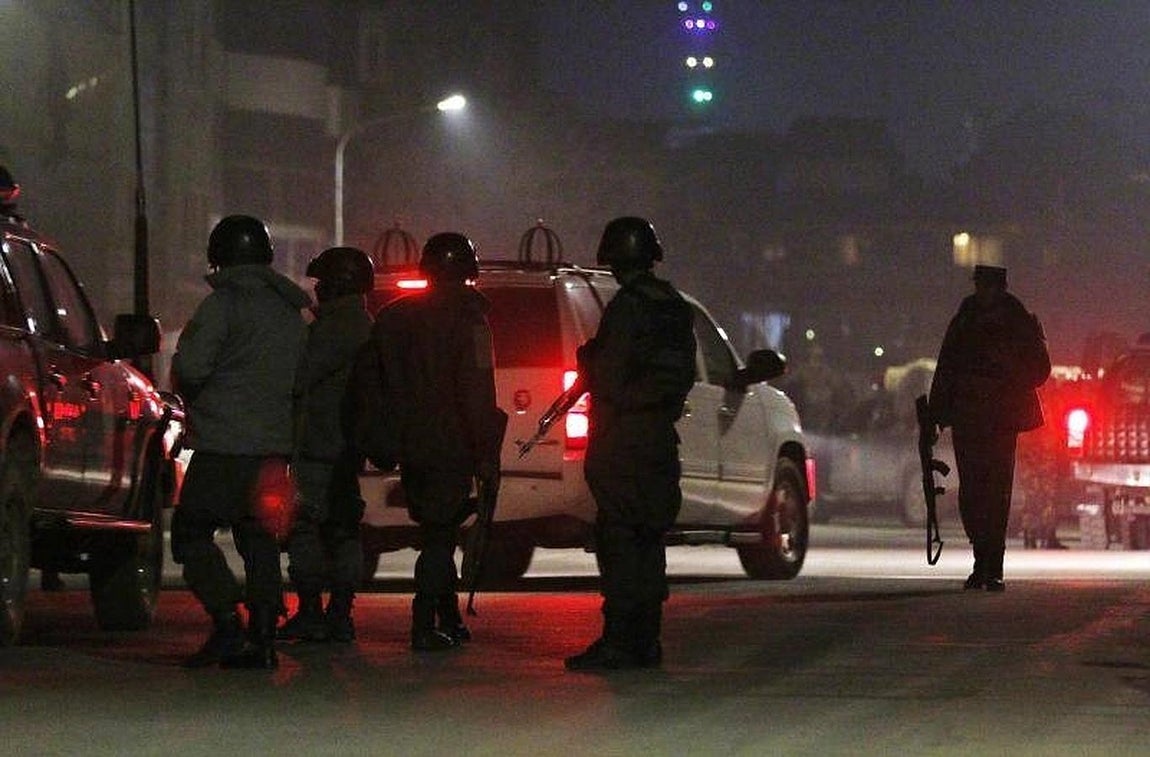 Miembros de las fuerzas de seguridad de Afganistán llegan al lugar donde un grupo de insurgentes suicidas atacó un hostal cercano a la embajada de España en Kabul. 