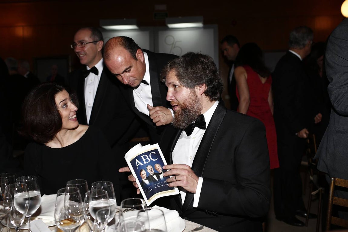 Las imágenes más relevantes de unos concurridos premios Mariano de Cavia. 