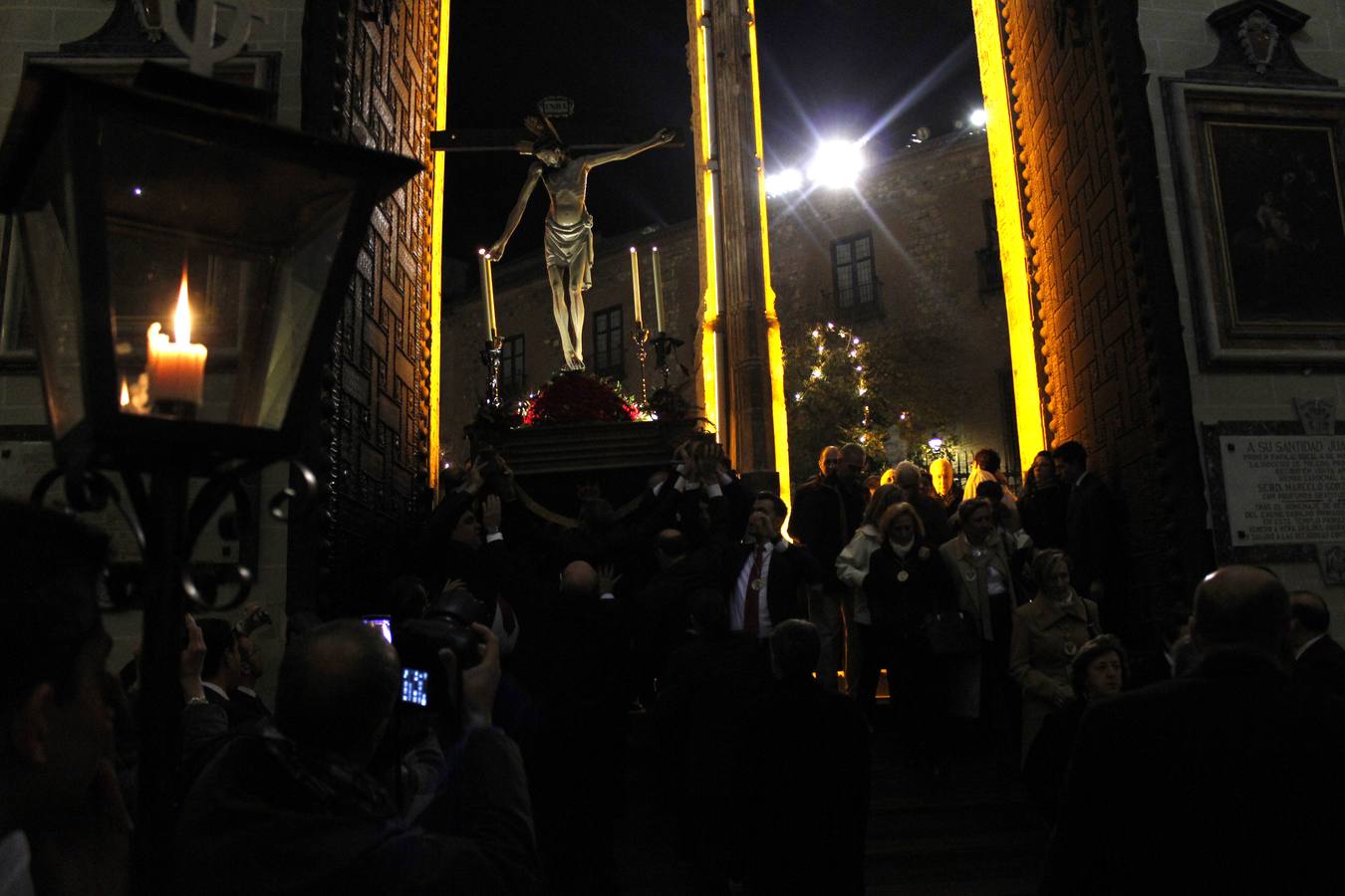 Cientos de estandartes de Hermandades y Cofradías participaron en la procesión con el Cristo de la Vega portado en andas. 