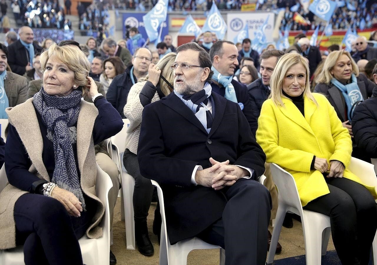 Mariano Rajoy, hoy en la Plaza de Toros de Las Rozas (Madrid), acompañado de la presidenta de los populares de Madrid, Esperanza Aguirre y la presidenta de la Comunidad, Cristina Cifuentes