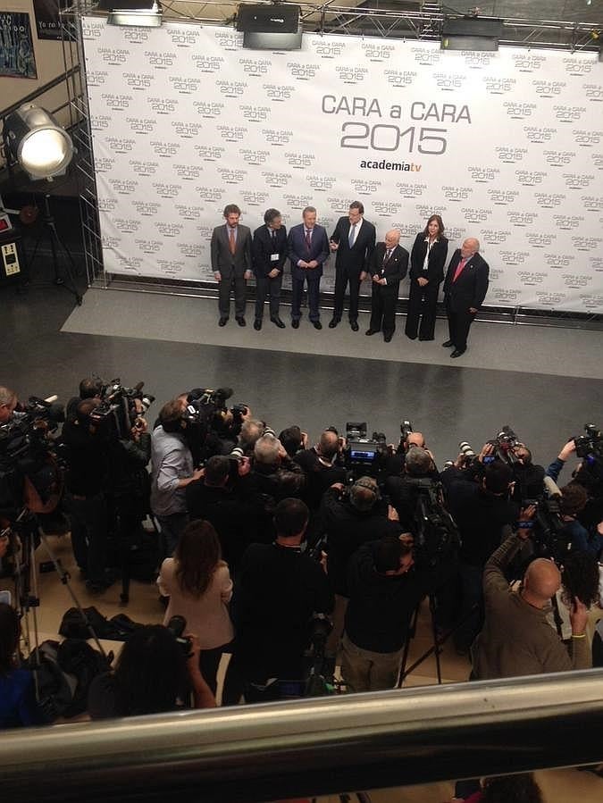 El presidente del Gobierno, Mariano Rajoy, atendiendo a los medios a su llegada al debate. 