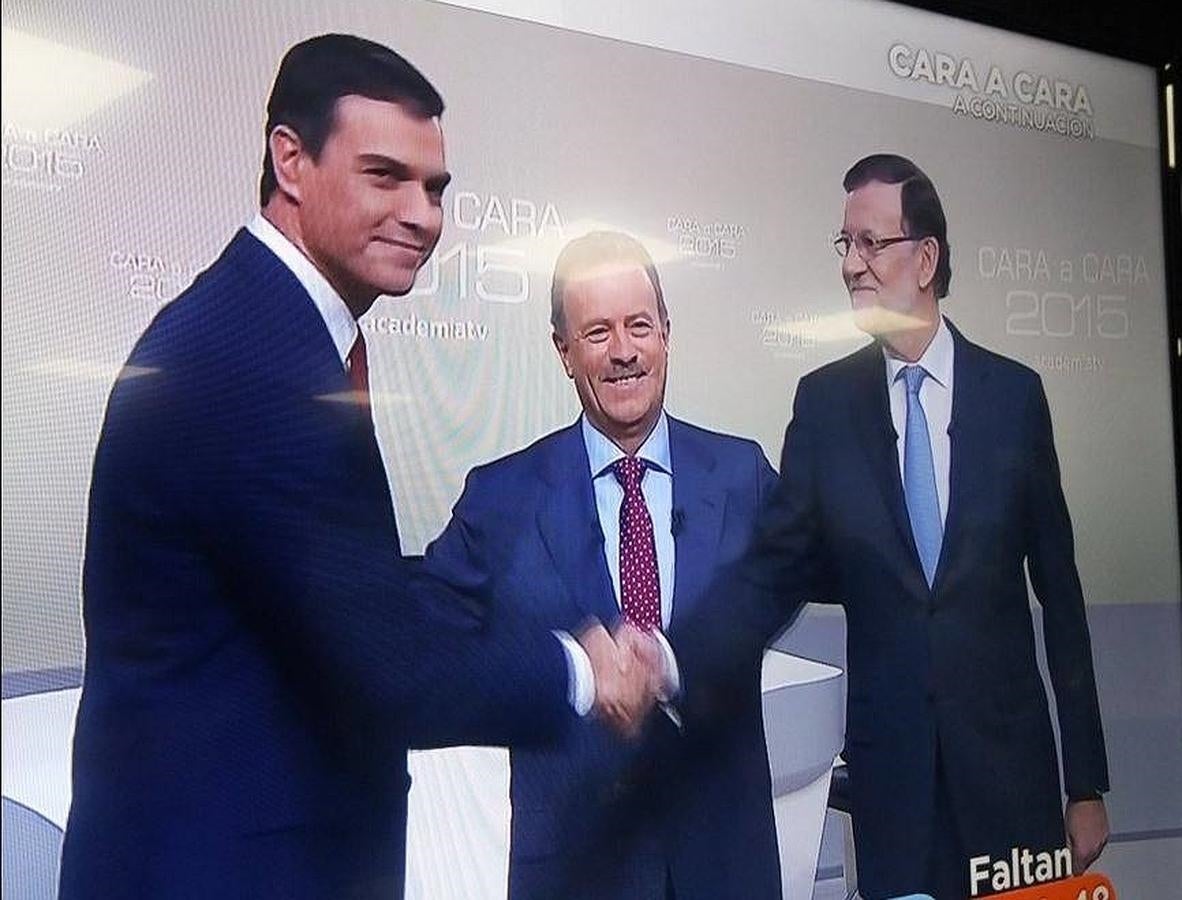 Saludo entre los candidatos Rajoy y Sánchez antes de comenzar el debate. 