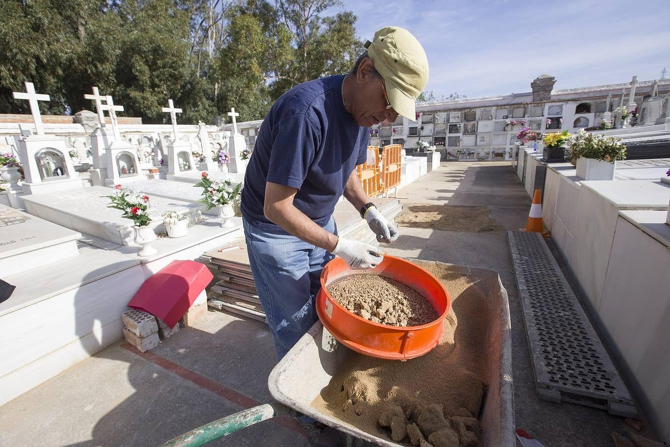 Trabajos en la fosa común de Puerto Real