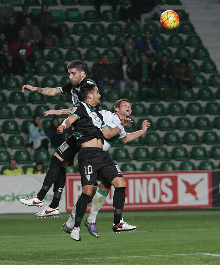 Las mejores estampas del Elche-Córdoba. El conjunto blanquiverde ha jugado en inferioridad numérica desde el minuto 13