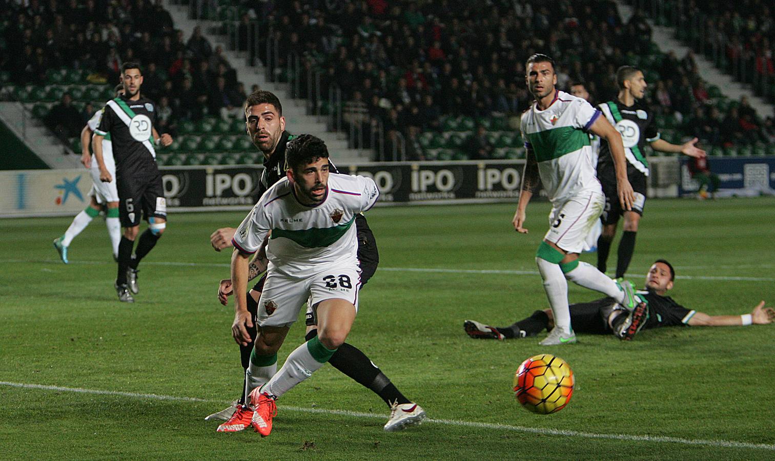 Las mejores estampas del Elche-Córdoba. El conjunto blanquiverde ha jugado en inferioridad numérica desde el minuto 13