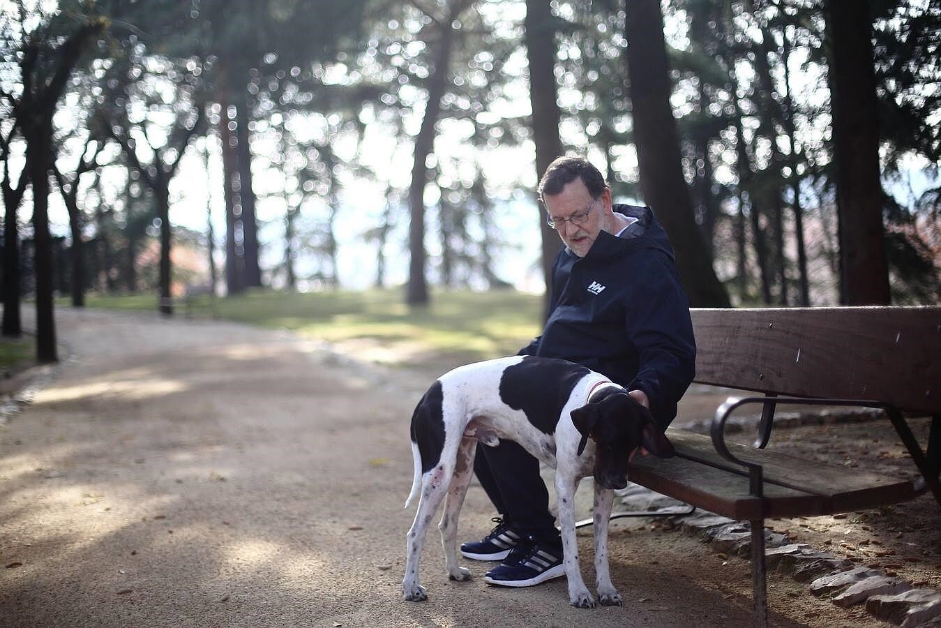 Mariano Rajoy junto a su perro en los jardines del Palacio de la Moncloa