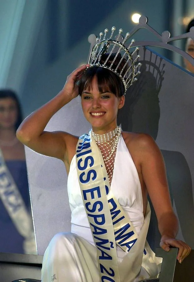 Helen Lindes ganó el certamen de Miss España en el 2000 y obtuvo el título de segunda dama de honor en Miss Universo ese mismo año. 