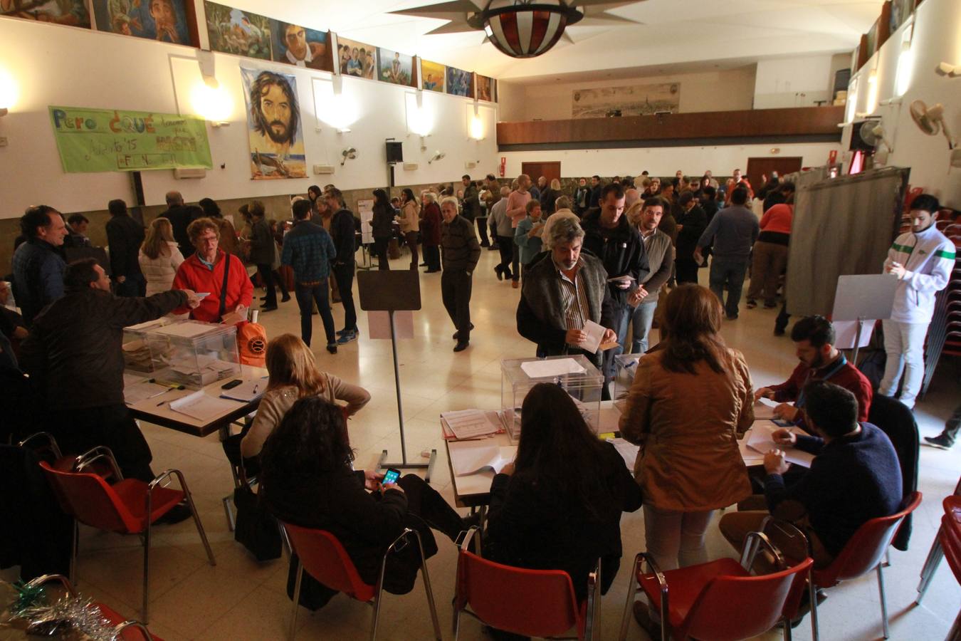 Cola para votar en el colegio Maristas, en Sevilla